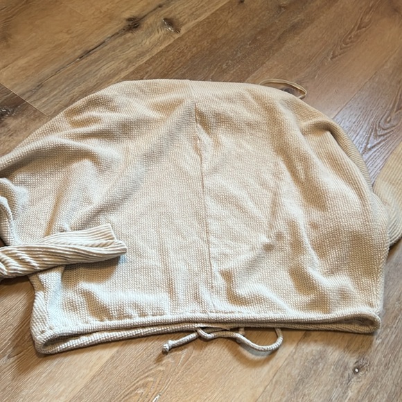 Women's Urban Outfitters Summer Cream Sweater Size Medium - Picture 7 of 8